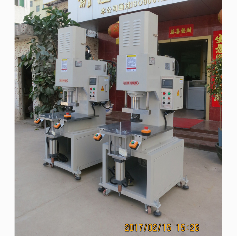 C型數(shù)控液壓機